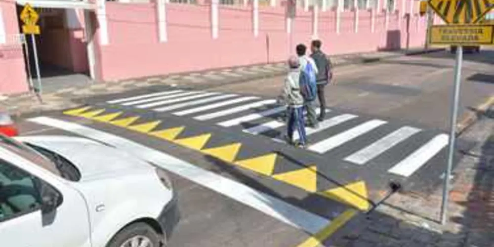 Imagem ilustrativa da imagem AMTT instala travessia elevada na Barão do Cerro Azul