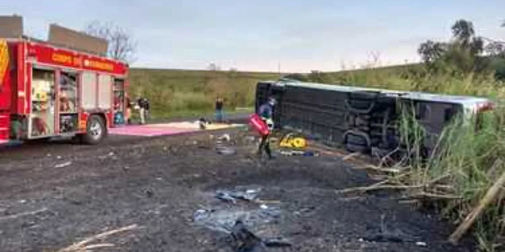 Imagem ilustrativa da imagem Acidente com ônibus no PR deixa 3 mortos e 42 feridos