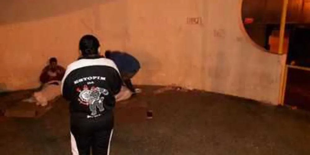 Distribuição de alimentos aconteceu na noite de quinta-feira