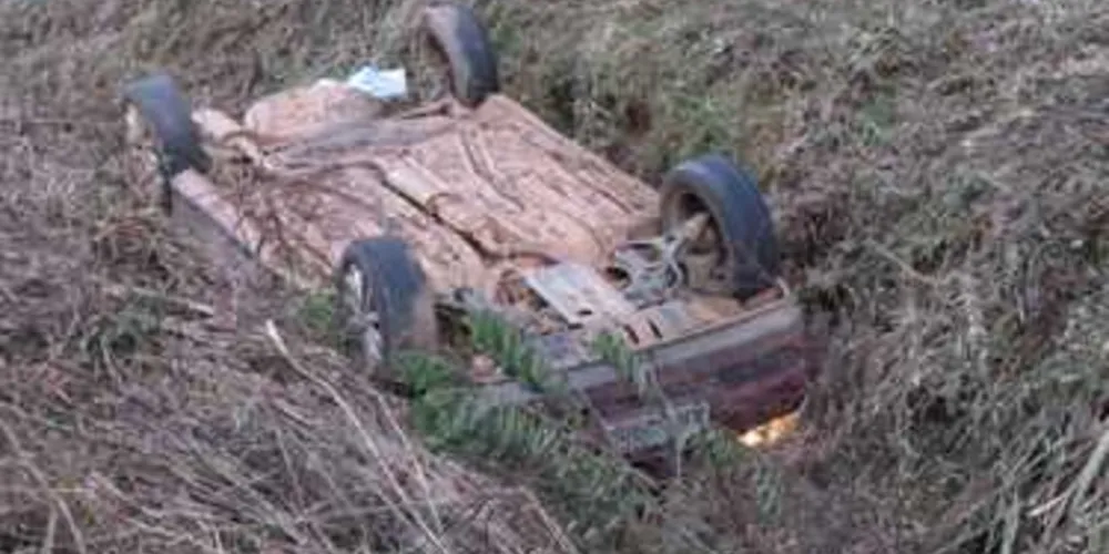 Carro capotou, mas motorista saiu com ferimentos leves
