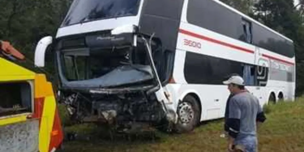 Ônibus bateu de frente com carro