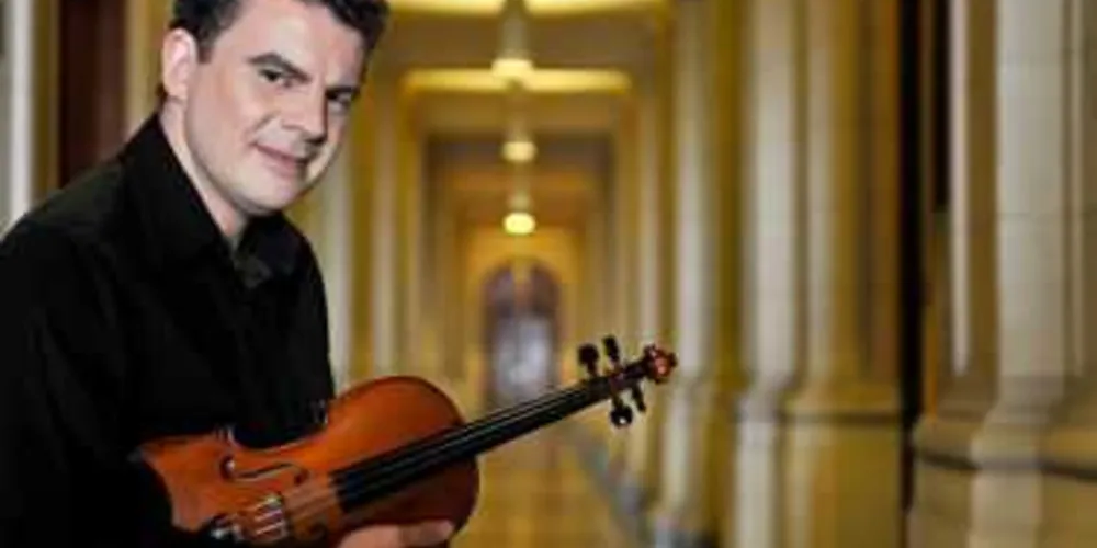 Violinista acompanhará orquestra e realiza atividades em PG