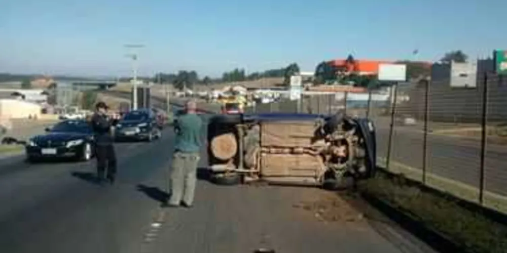 Acidente deixa o trânsito lento na Rodovia do Café, em Ponta Grossa