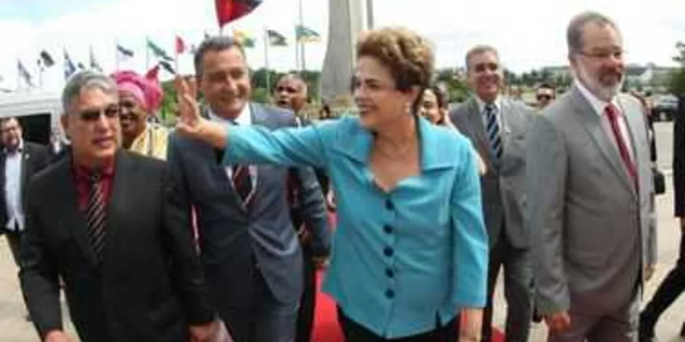 Imagem ilustrativa da imagem Dilma: 'impeachment é tentativa de barrar Lava Jato'