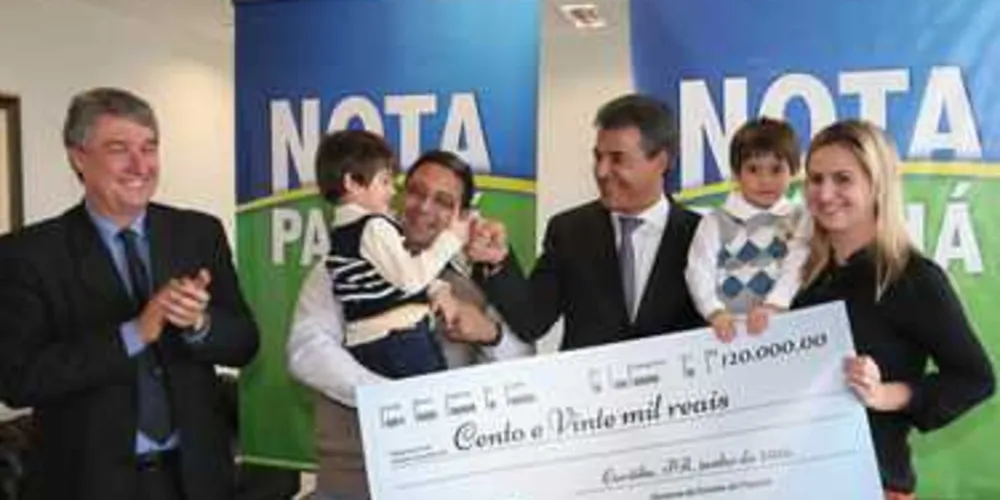 O governador Beto Richa acompanhado pelo secretário da Fazenda, Mauro Ricardo Costa, participa da solenidade de entrega do 7º Prêmio do Programa Nota Paraná