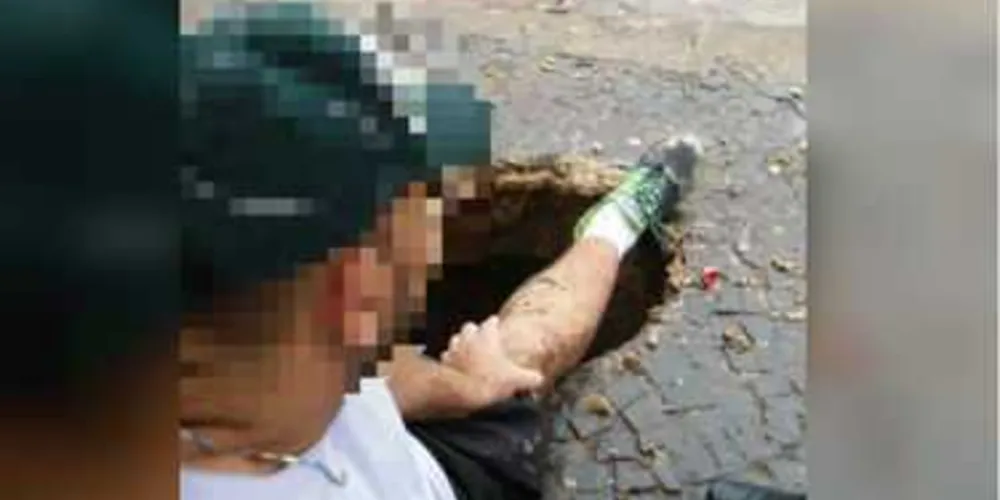 Imagem ilustrativa da imagem Homem cai em buraco de esgoto no Calçadão