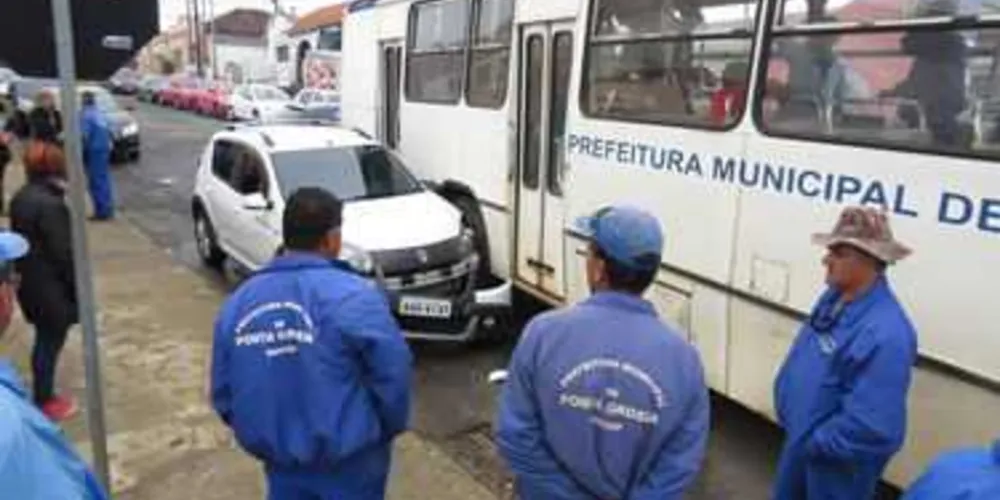 Ônibus acertou carro estacionado em Uvaranas