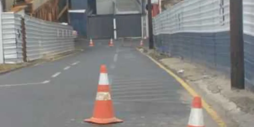 Rua foi interditada na manhã dessa terça-feira pela Defesa Civil e Autarquia de Trânsito