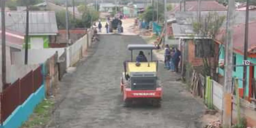 Imagem ilustrativa da imagem Bairro de Castro recebe pavimentação ‘antipó’