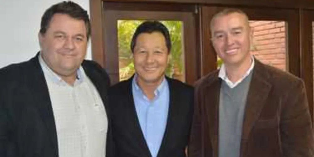 Presidente do diretório municipal do DEM, Marcio Taques, deputado federal Luiz Nishimori e novo presidente do PR em Carambeí, Rosney Ribeiro.