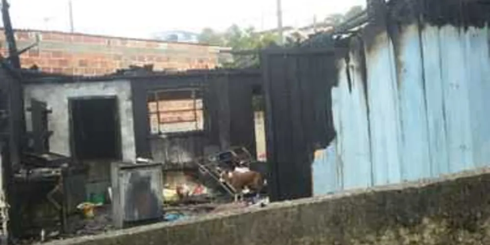 Casa foi destruída por incêndio em Castro