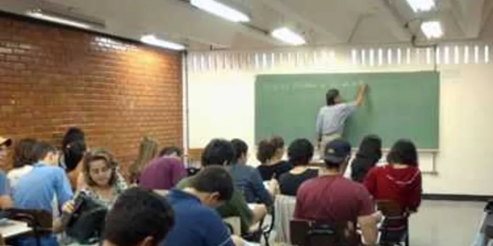 Professores de nível superior recebem o equivalente a 54,5% do que ganham outros profissionais também com curso superior