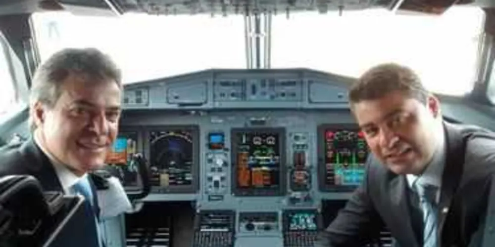 O governador Beto Richa e o prefeito Marcelo Rangel, na cabine do avião da Azul, nessa quinta-feira, em Ponta Grossa