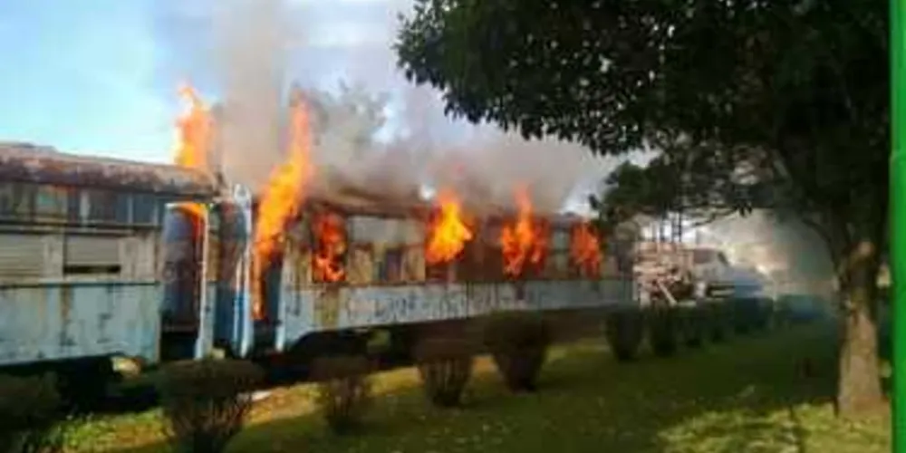 Imagem ilustrativa da imagem Vagão de trem pega fogo em Arapoti