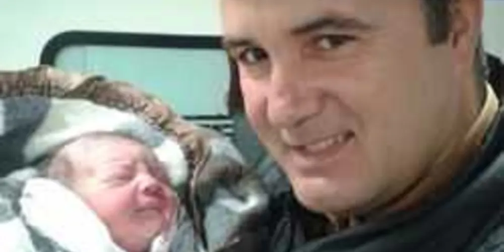 Policiais e socorristas resgataram o bebê