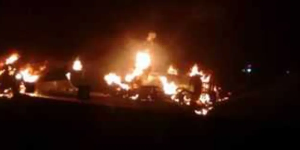 Acidente na BR-277 deixou mortos e trancou a rodovia na noite de domingo