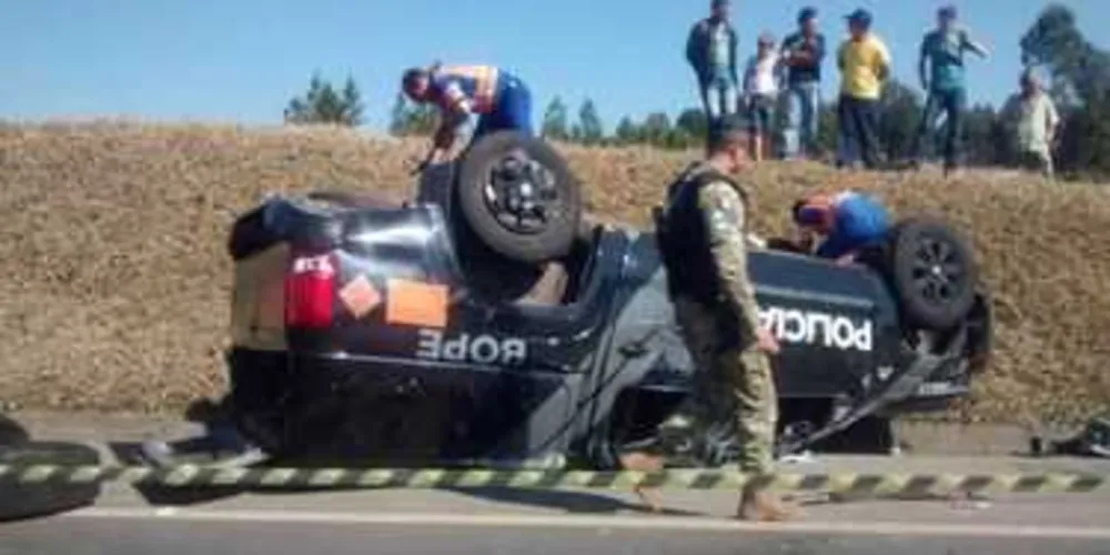 Imagem ilustrativa da imagem Policiais capotam carro ao voltar de evento da tocha