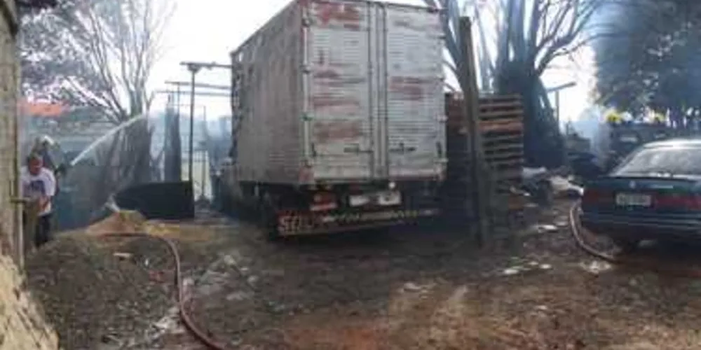 Imagem ilustrativa da imagem Incêndio destrói barracão e veículos no Contorno