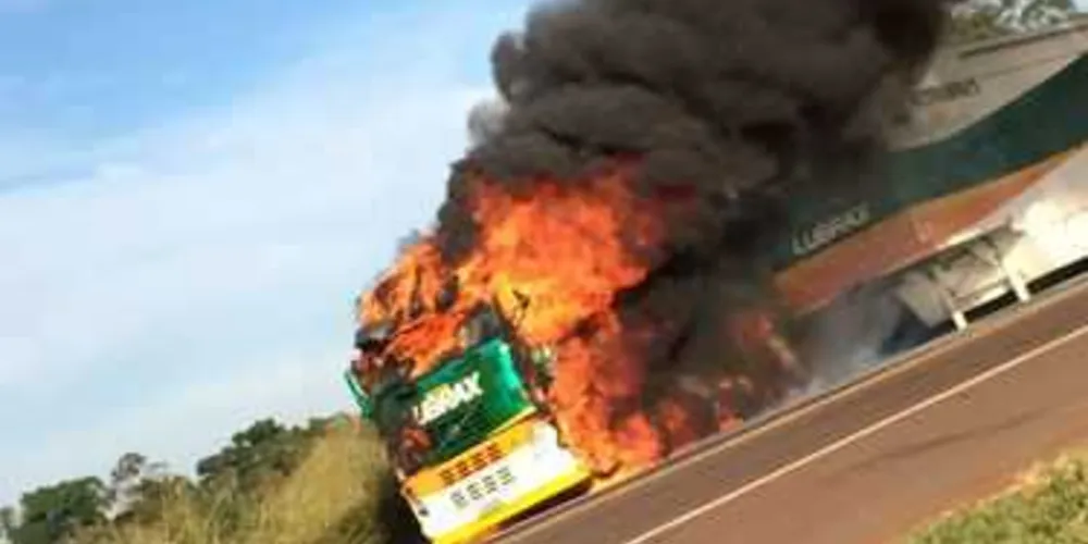 Imagem ilustrativa da imagem Caminhão da F-Truck pega fogo em rodovia do PR