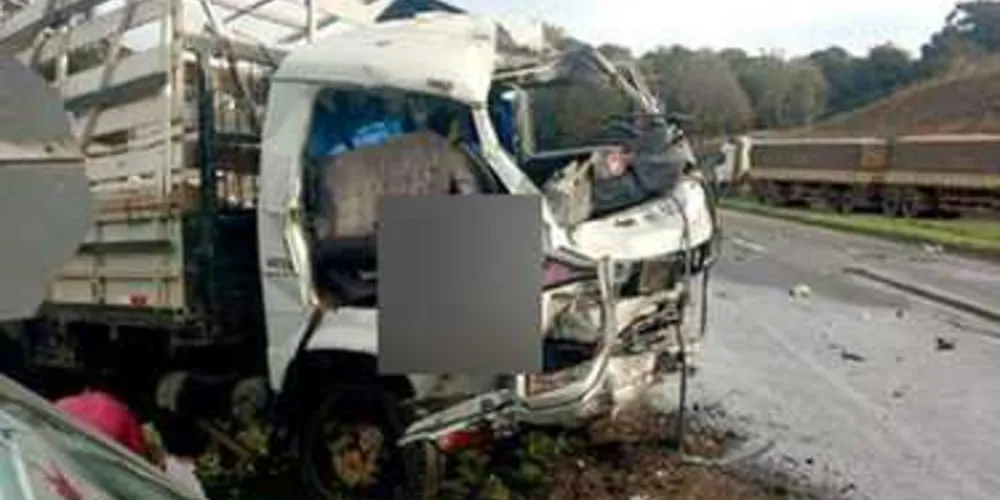 Imagem ilustrativa da imagem Acidente com carro e dois caminhões mata dois na BR-277