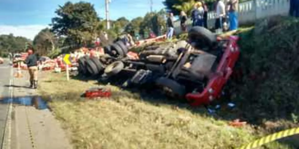 Caminhão tombou e causou a morte de pai e filho na PR-151