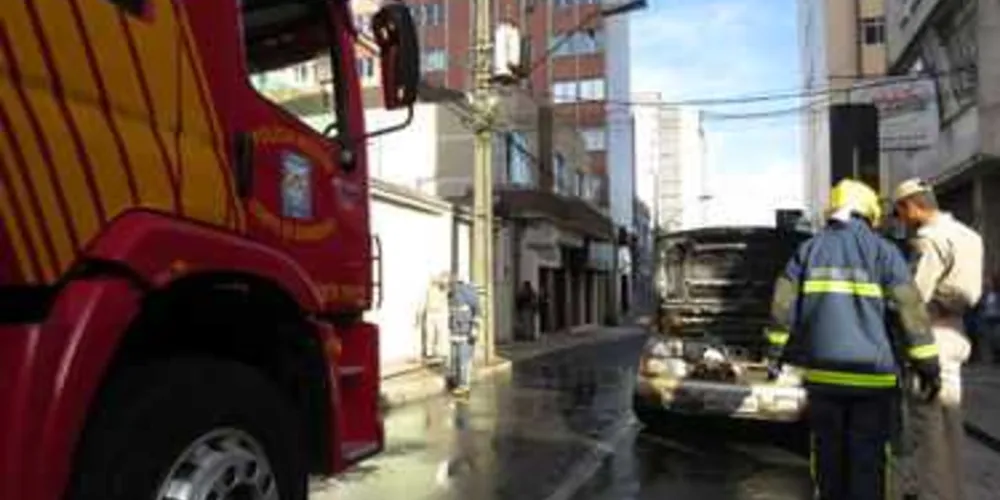 Bombeiros apagaram o fogo antes que o veículo fosse completamente destruído