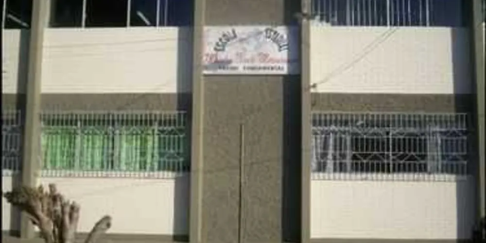 Imagem ilustrativa da imagem Professores têm carros roubados em frente à escola