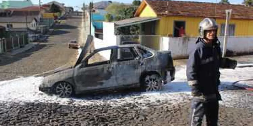 Imagem ilustrativa da imagem Incêndio deixa veículo destruído na Nova Rússia