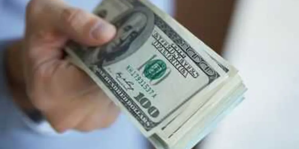 Imagem ilustrativa da imagem Dólar encerra a segunda perto de R$ 3,30