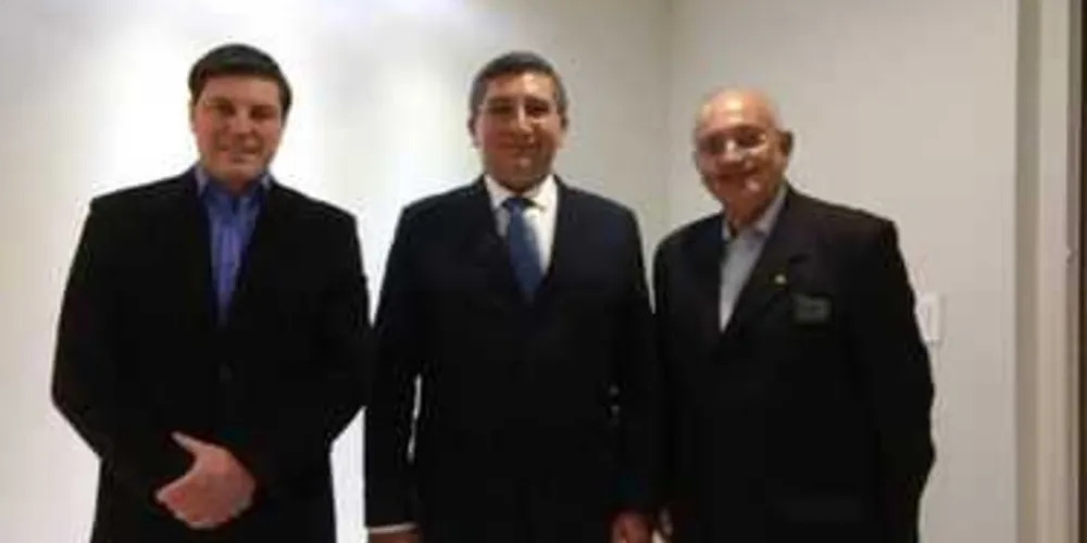 Dr. Edwin Emílio Vergara Cardenas (ao centro), com o empresário Marcos Zampieri (à esquerda) e o Cônsul do Panamá no Paraná, Peter Miranda (à direita)