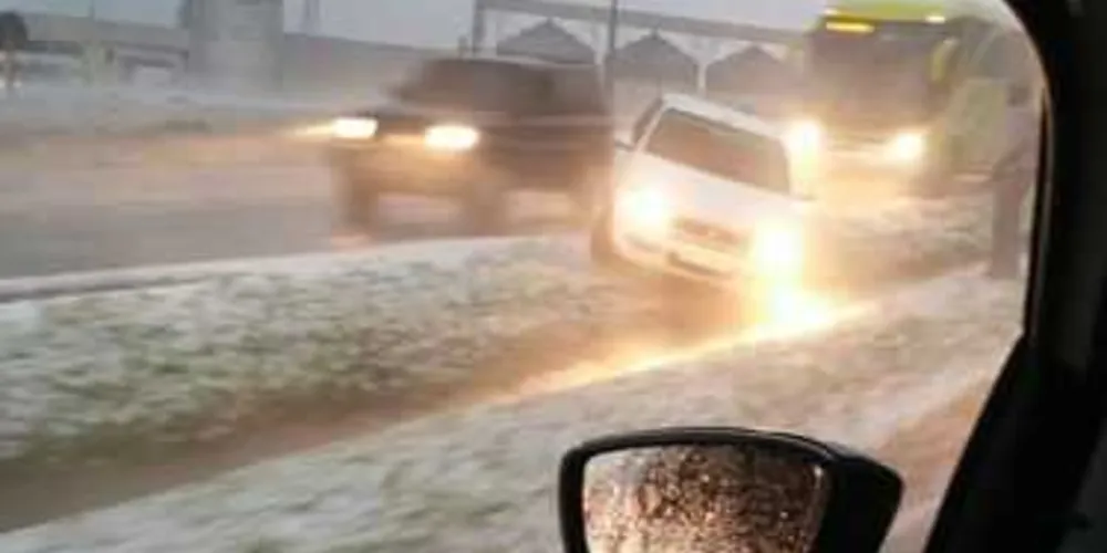 Imagem ilustrativa da imagem Vento joga carro para canteiro da BR-376 em PG
