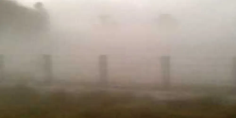 Um motorista que passava pela PR-438 fez fotos do temporal. 