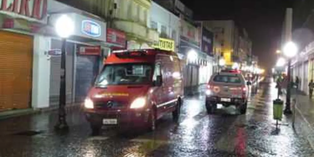 Rapaz foi esfaqueado na noite de ontem no Calçadão