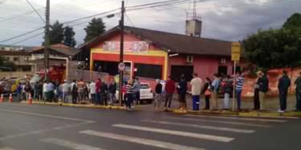 Pessoas fazem fila para conseguir ajuda no Corpo de Bombeiros de Telêmaco Borba
