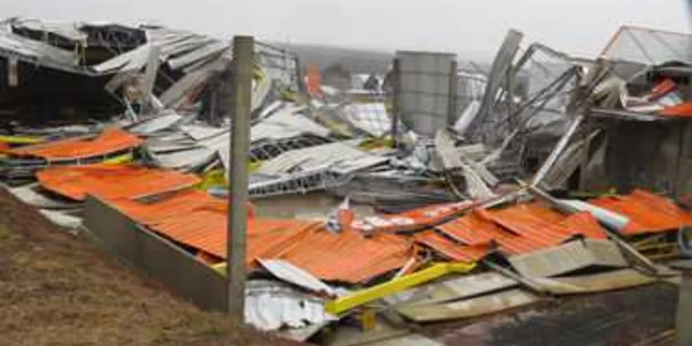 Barracão de empresa no Distrito Industrial de Ponta Grossa foi destruído pelo vendaval