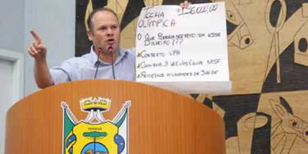 Vereador levou a tribuna cartaz com 'opções' para o gasto com a tocha olímpica