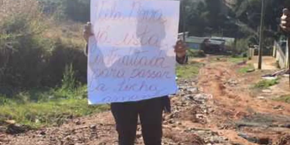  Com cartazes, os moradores da Vila Nova também ironizaram a passagem da tocha por Ponta Grossa.