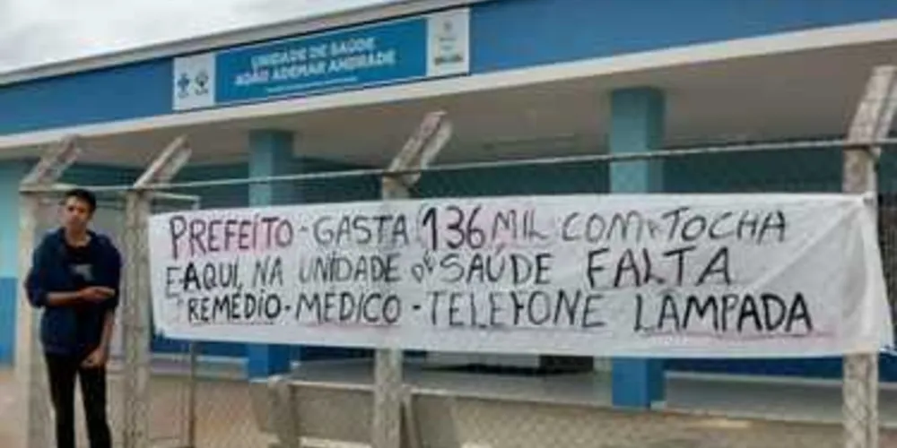 Moradores protestaram em frente a uma Unidade de Saúde recentemente inaugurada pelo ministro da Saúde, Ricardo Barros