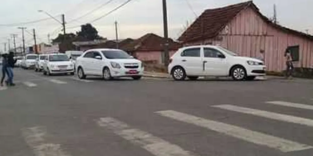 Imagem ilustrativa da imagem Cortejo marca enterro de taxista em Castro