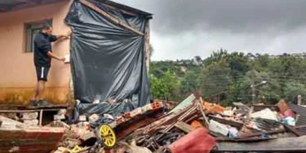 Imagem ilustrativa da imagem Chuva traz alagamento e destruição em PG