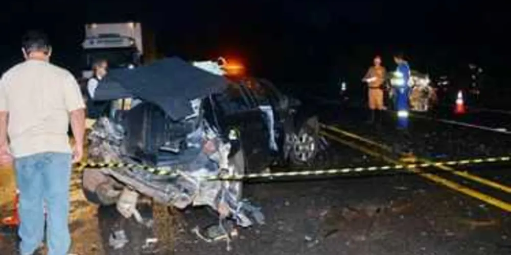 Imagem ilustrativa da imagem Carros batem de frente e dois morrem no PR