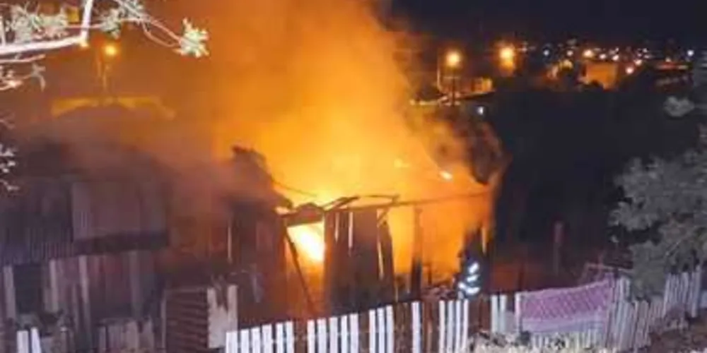 Imagem ilustrativa da imagem Incêndio destrói casa irregular na PR-151 em Palmeira