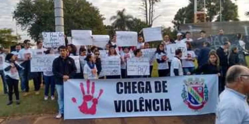 Manifestação reuniu dezenas de pessoas em TB