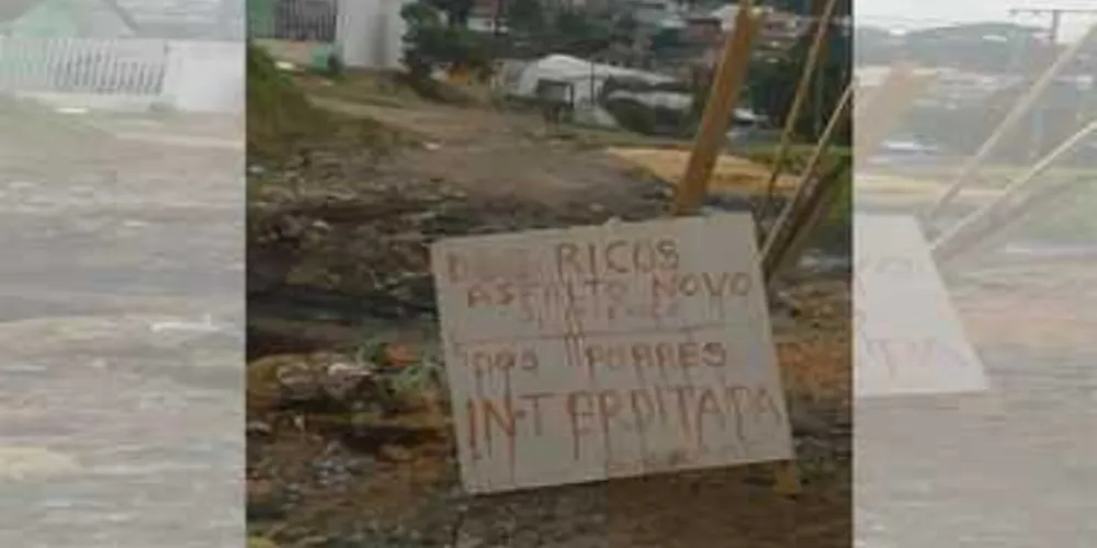 Placa foi colocada em uma das ruas da Vilela