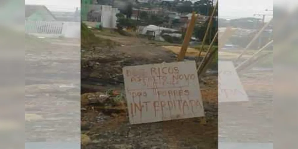Placa foi colocada em uma das ruas da Vilela