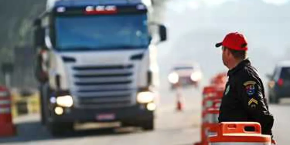 Imagem ilustrativa da imagem Mau uso do farol baixo na região gera 363 infrações pela PRE