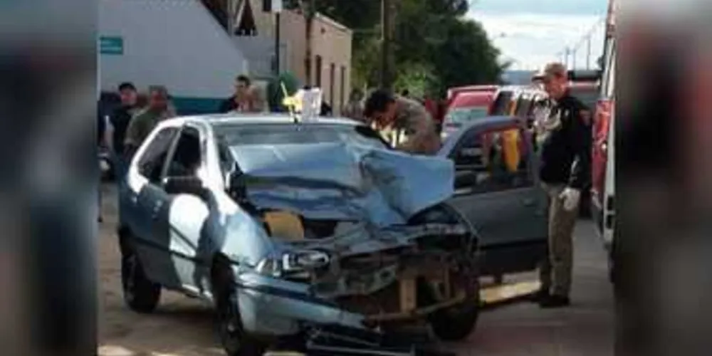 Imagem ilustrativa da imagem Motorista fica ferido após acidente em Castro