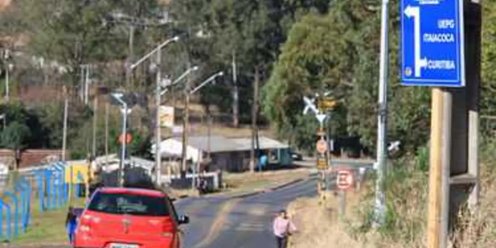 Placas foram fixadas em postes e levam uma pequena logomarca do vereador