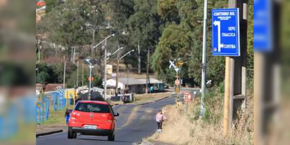 Placas foram fixadas em postes e levam uma pequena logomarca do vereador