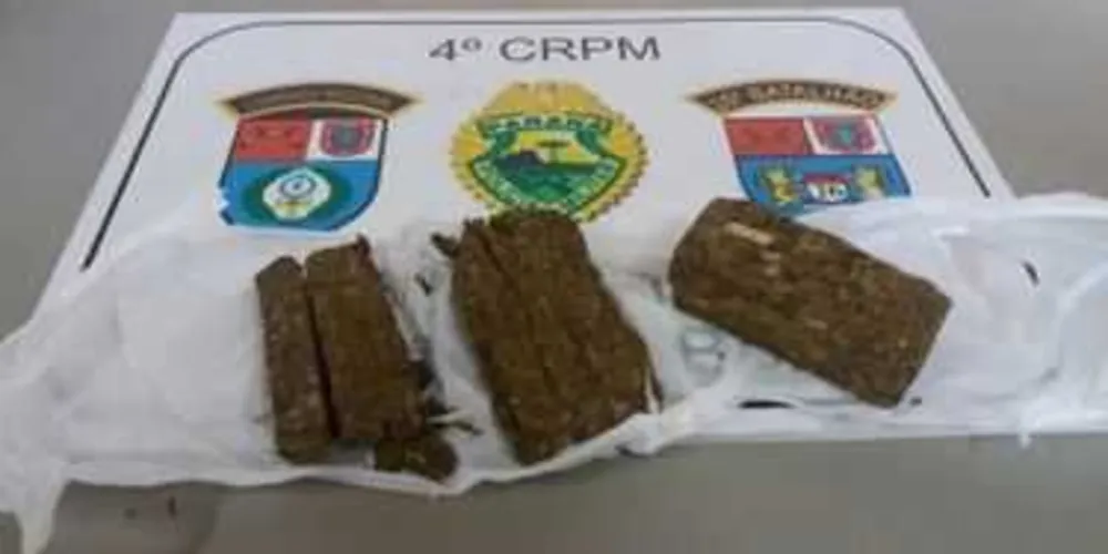 Tabletes de maconha foram localizados junto com preso